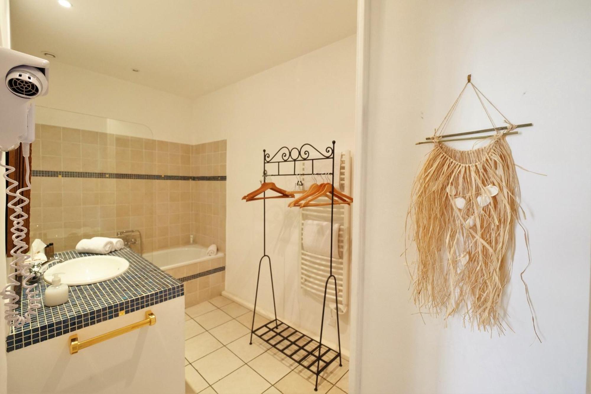 Chambres Du Vieux Bistrot Cabrieres-d'Avignon Ngoại thất bức ảnh