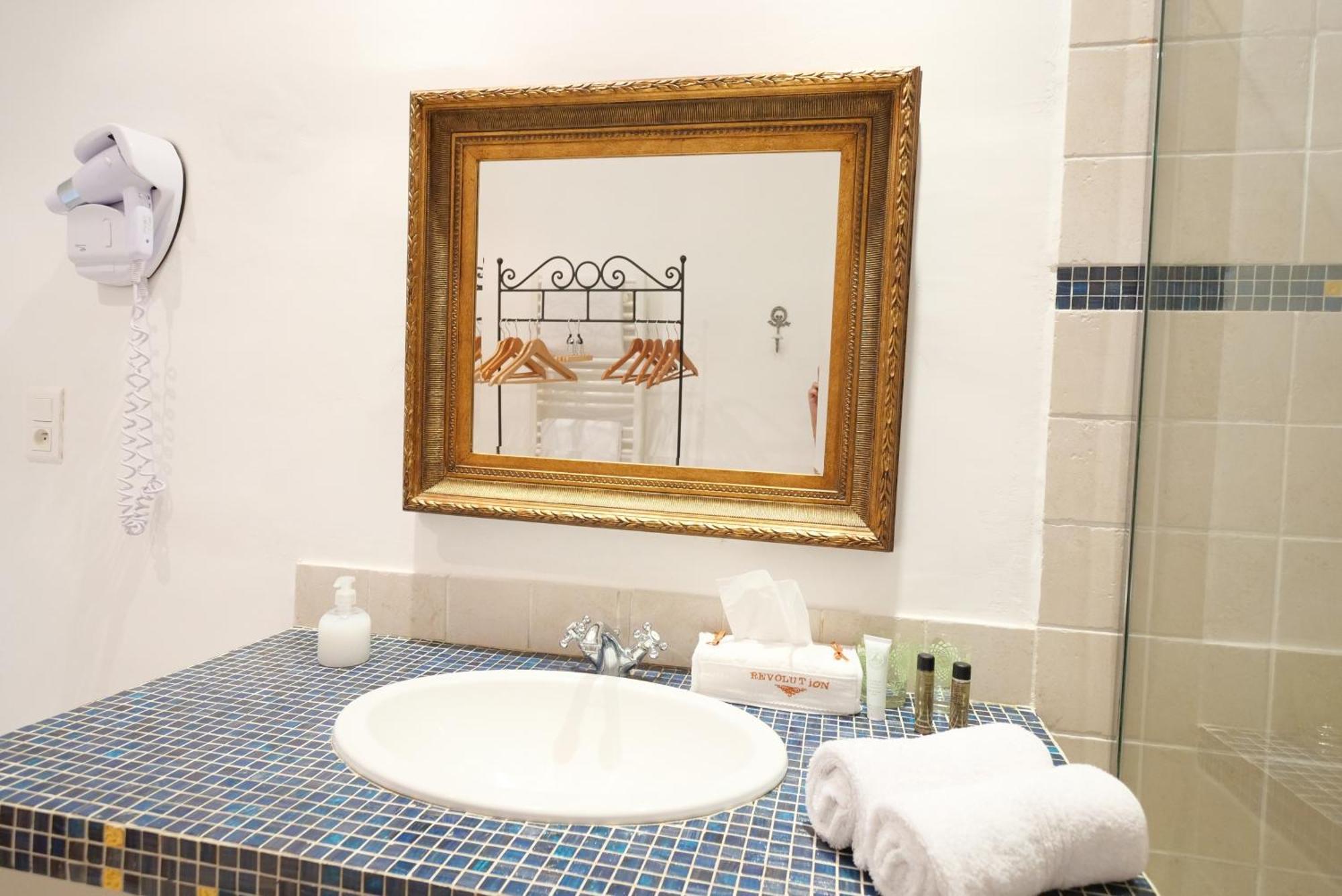 Chambres Du Vieux Bistrot Cabrieres-d'Avignon Ngoại thất bức ảnh
