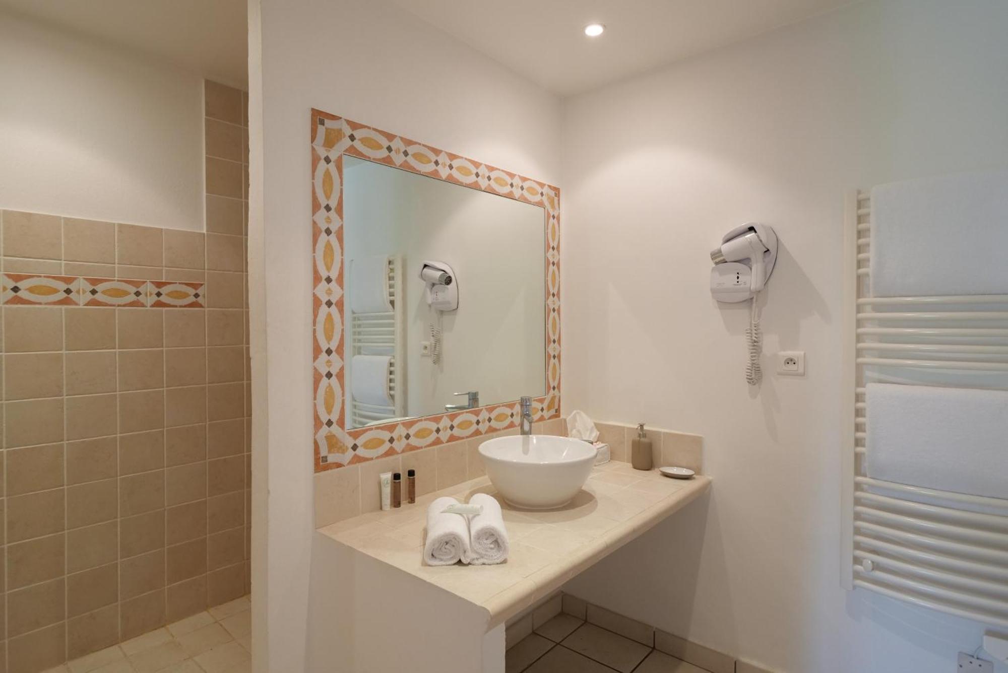 Chambres Du Vieux Bistrot Cabrieres-d'Avignon Ngoại thất bức ảnh